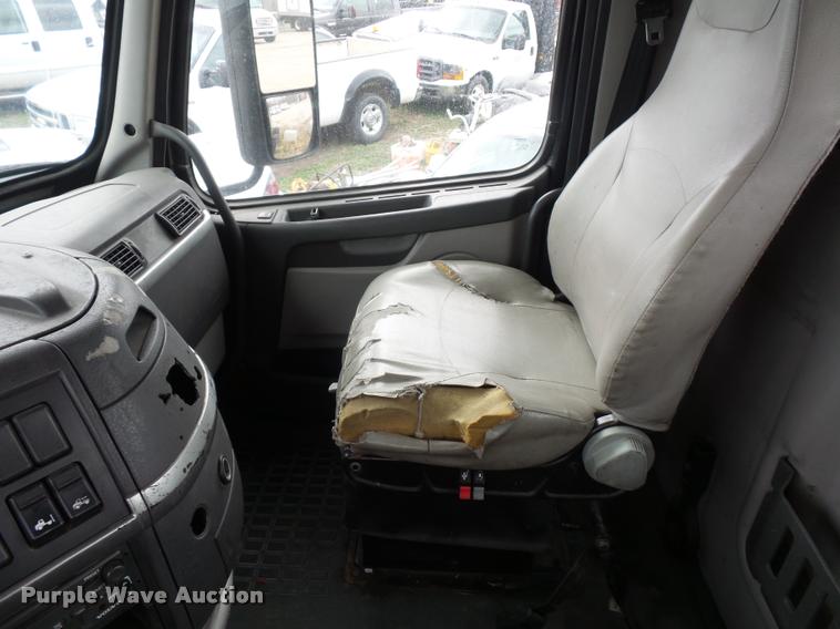 image for item J1574 2007 Volvo VNL semi truck