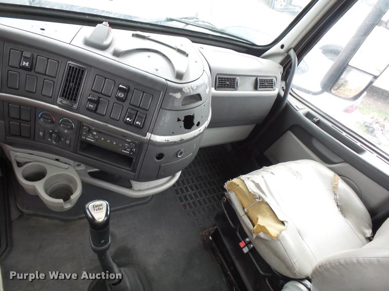 image for item J1574 2007 Volvo VNL semi truck