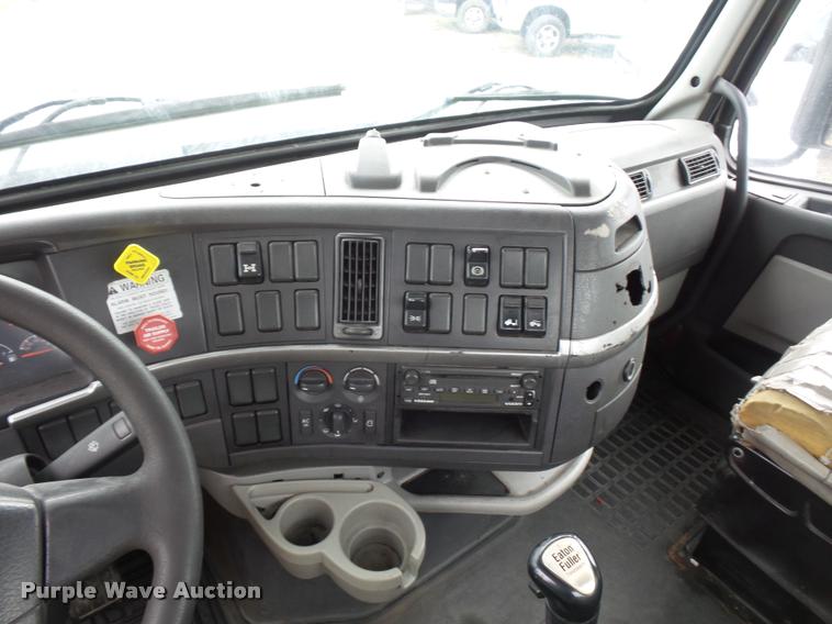 image for item J1574 2007 Volvo VNL semi truck