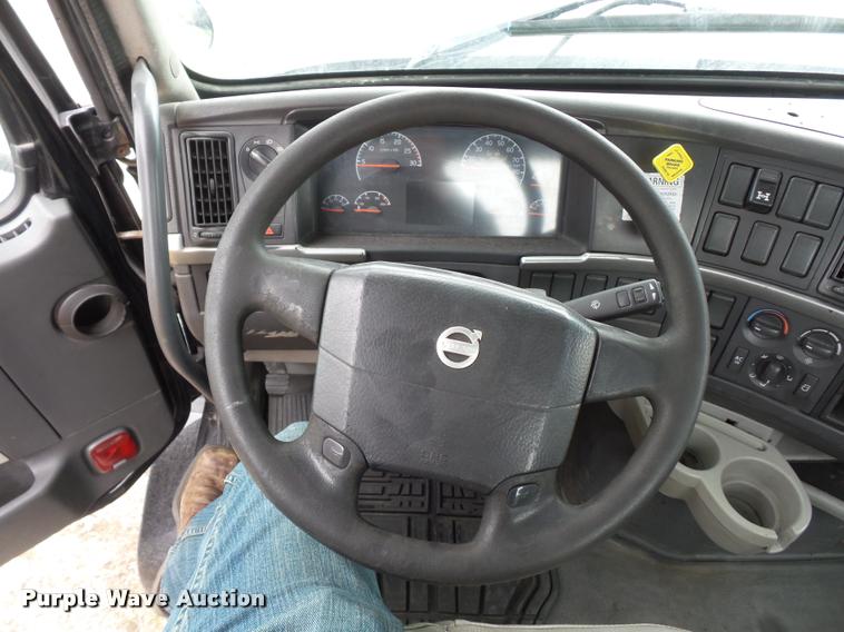 image for item J1574 2007 Volvo VNL semi truck