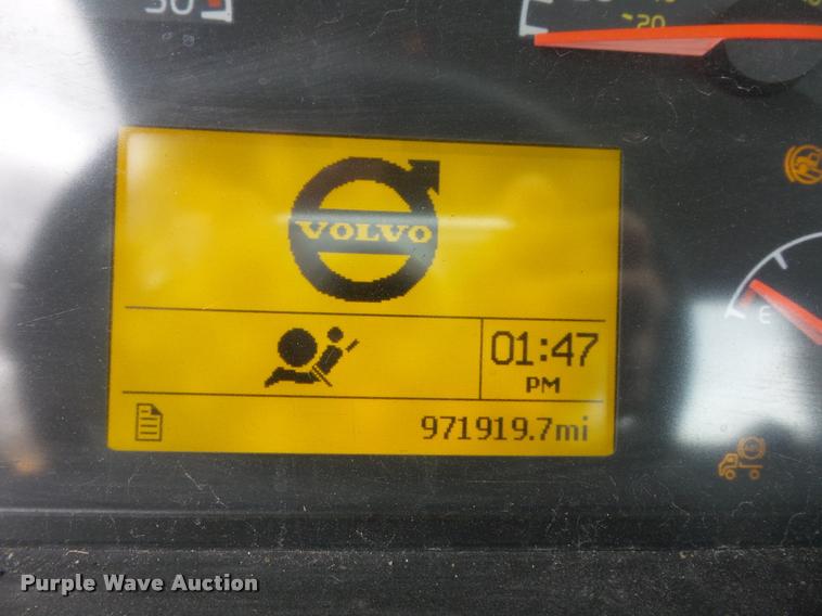 image for item J1574 2007 Volvo VNL semi truck