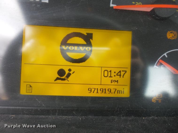 image for item J1574 2007 Volvo VNL semi truck