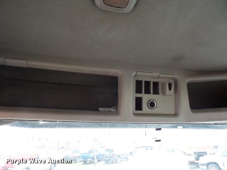 image for item J1574 2007 Volvo VNL semi truck