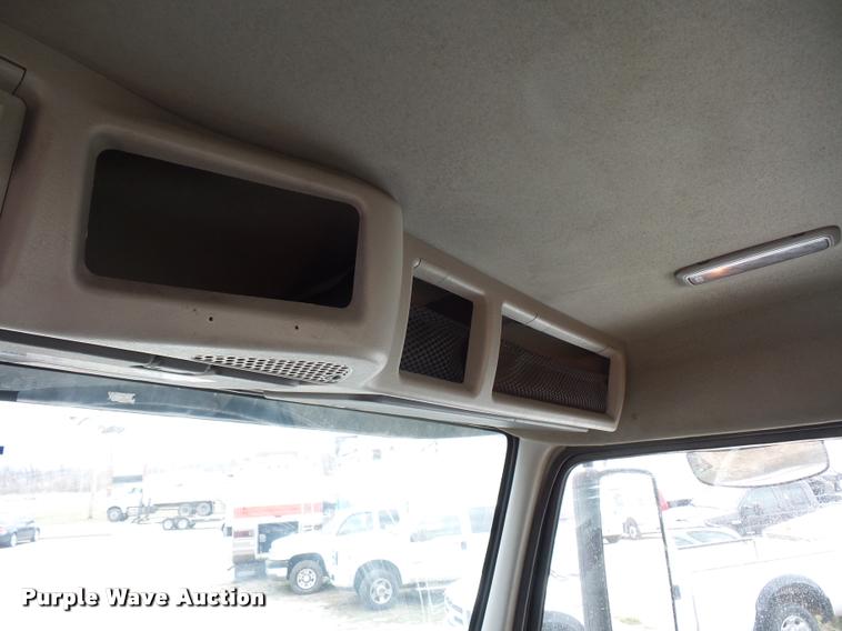 image for item J1574 2007 Volvo VNL semi truck