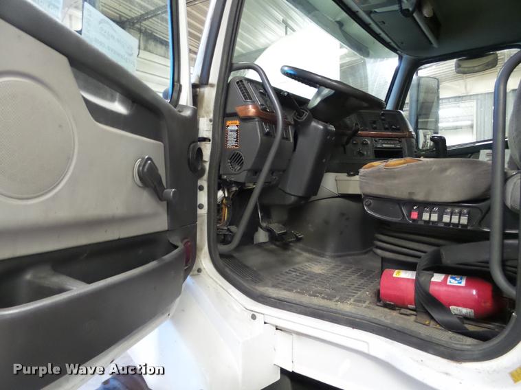 image for item K6173 2007 Volvo VNL semi truck