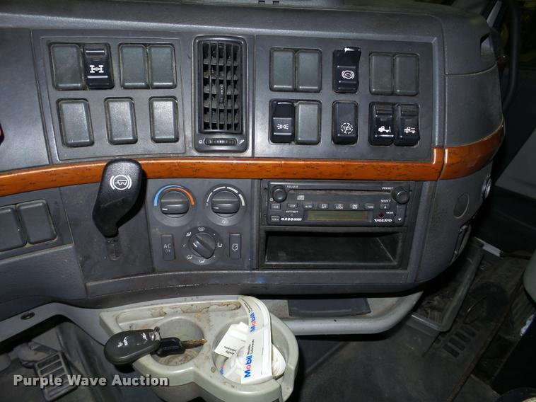 image for item K6173 2007 Volvo VNL semi truck