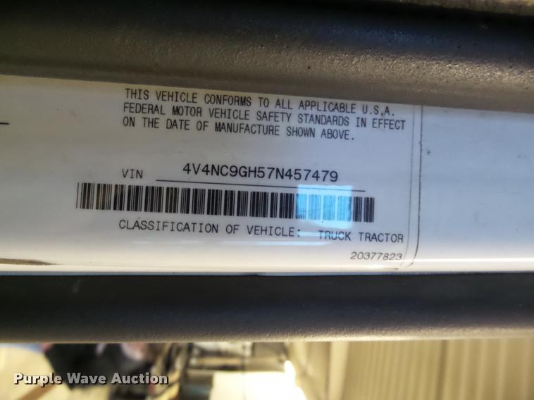 image for item K6173 2007 Volvo VNL semi truck