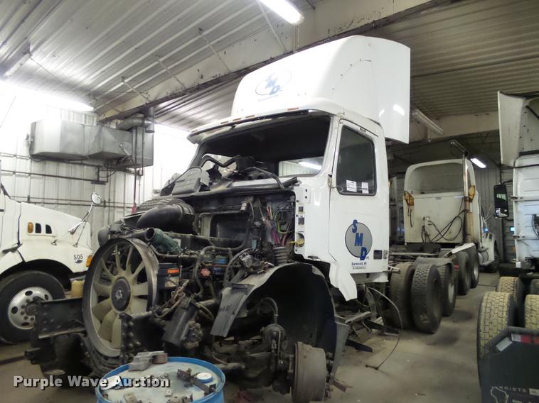 image for item K6174 2005 Volvo VNL semi truck