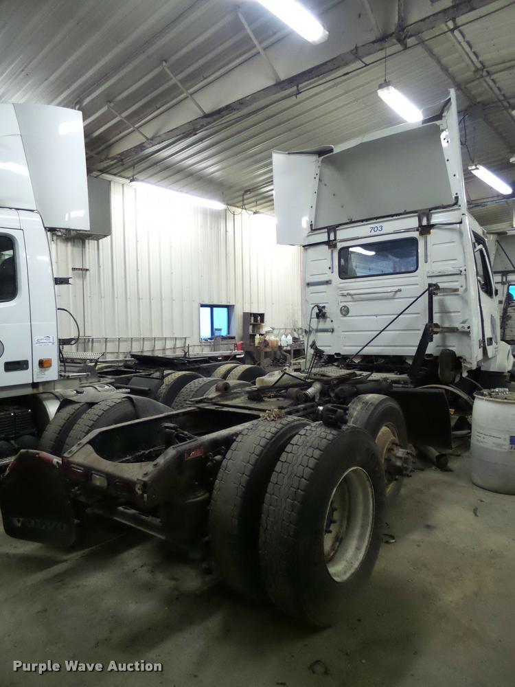 image for item K6174 2005 Volvo VNL semi truck