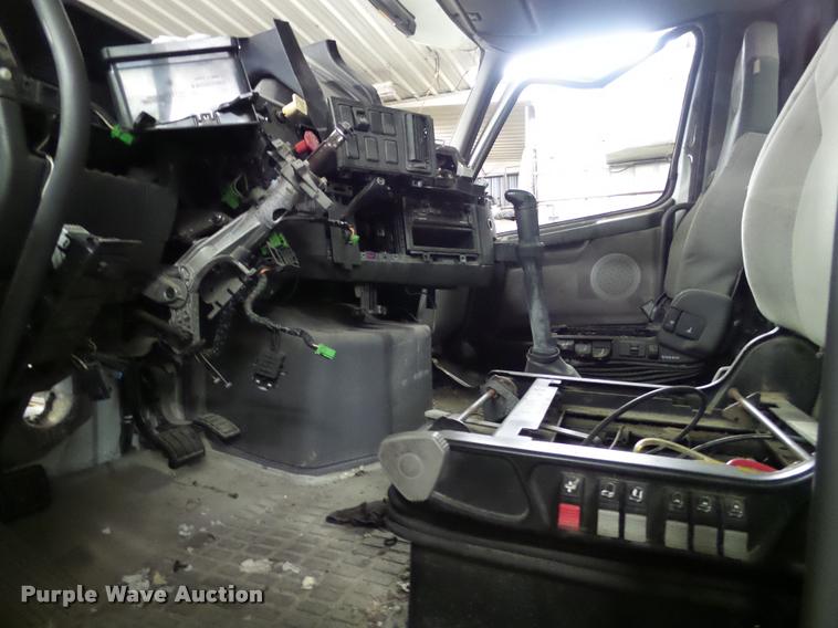 image for item K6174 2005 Volvo VNL semi truck