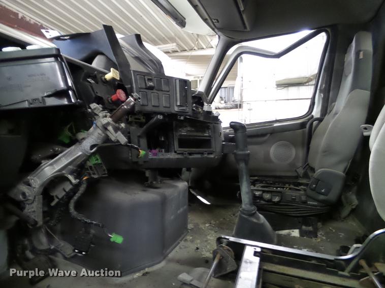 image for item K6174 2005 Volvo VNL semi truck