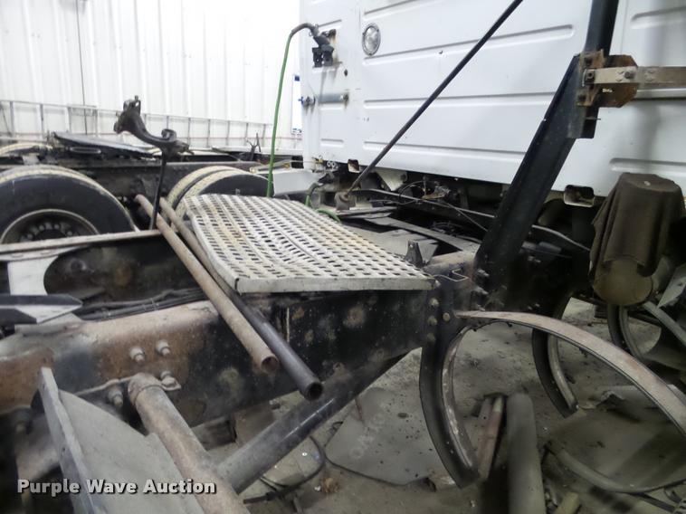 image for item K6174 2005 Volvo VNL semi truck