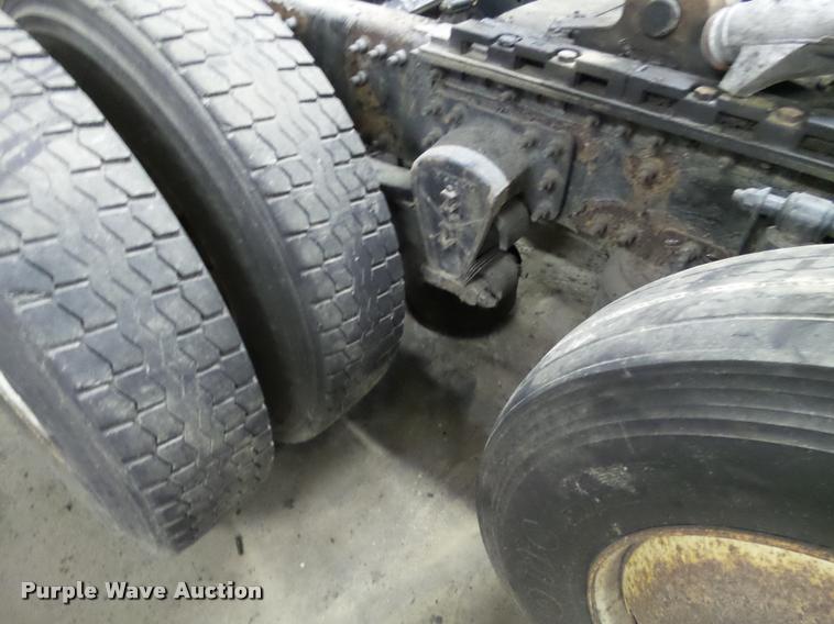 image for item K6174 2005 Volvo VNL semi truck