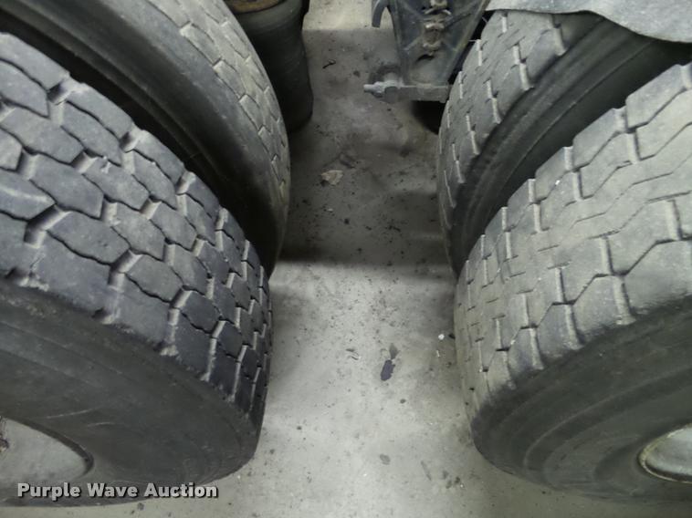 image for item K6174 2005 Volvo VNL semi truck