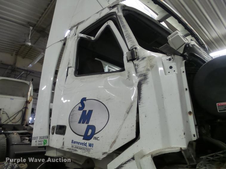 image for item K6174 2005 Volvo VNL semi truck