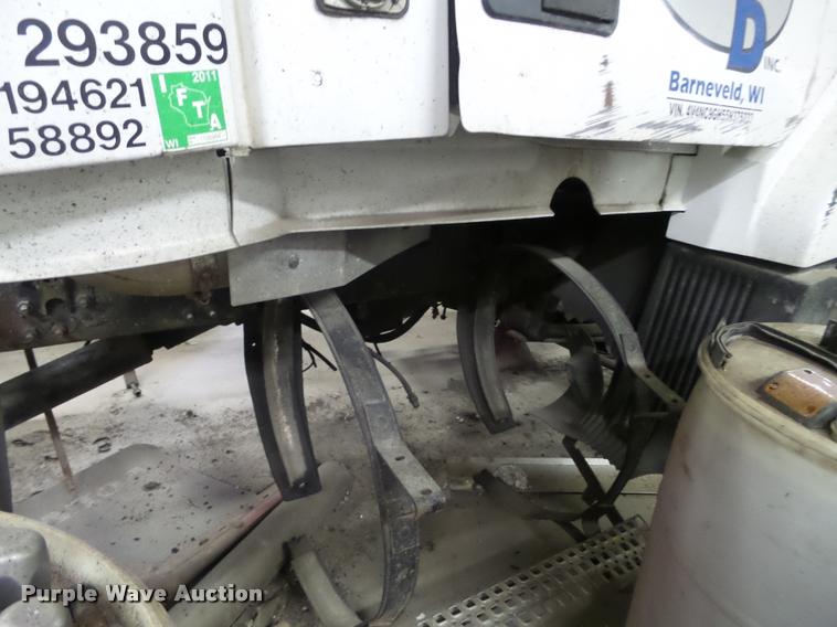 image for item K6174 2005 Volvo VNL semi truck