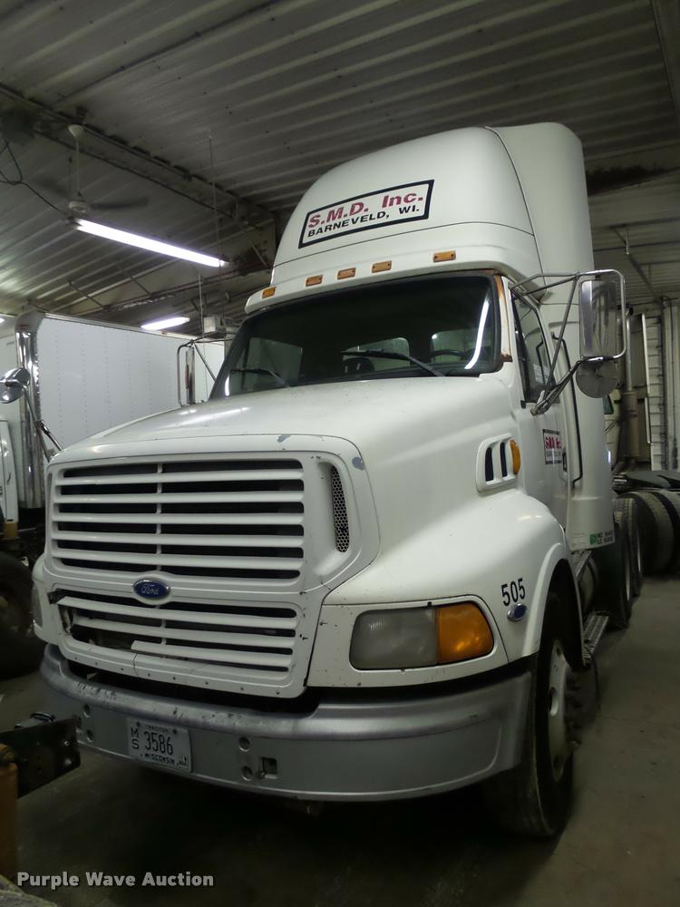 image for item K6175 1997 Ford AT9513 Aeromax 113 semi truck