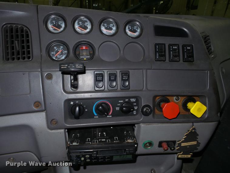 image for item K6175 1997 Ford AT9513 Aeromax 113 semi truck