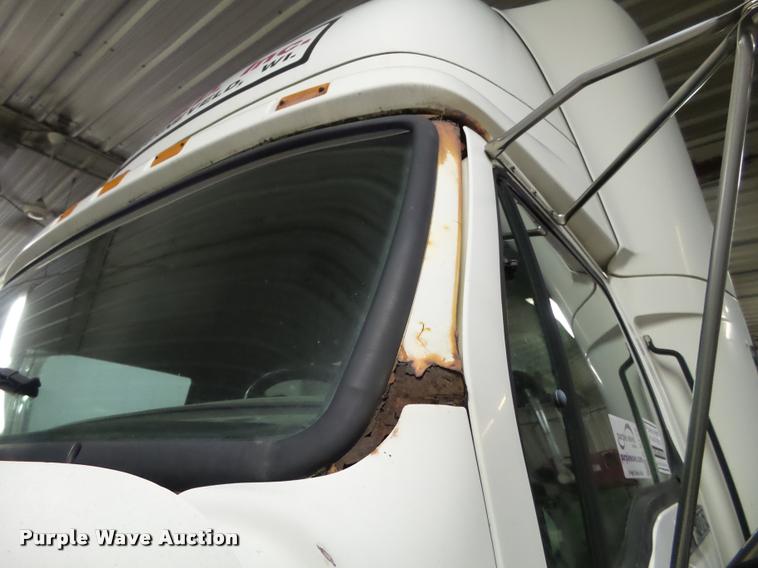 image for item K6175 1997 Ford AT9513 Aeromax 113 semi truck