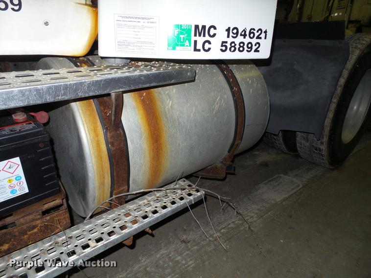 image for item K6175 1997 Ford AT9513 Aeromax 113 semi truck