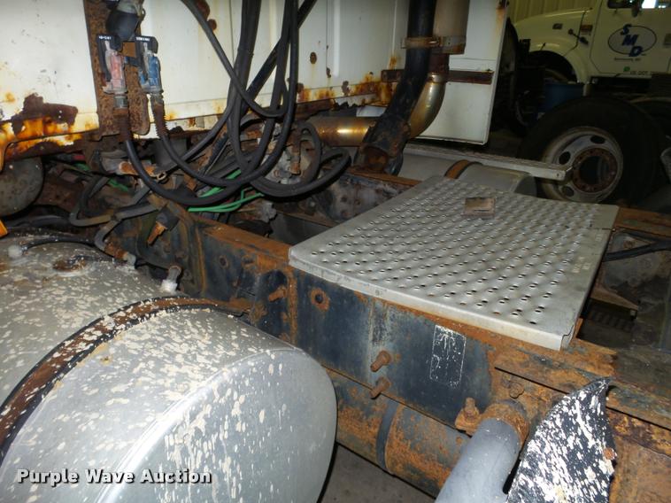 image for item K6175 1997 Ford AT9513 Aeromax 113 semi truck