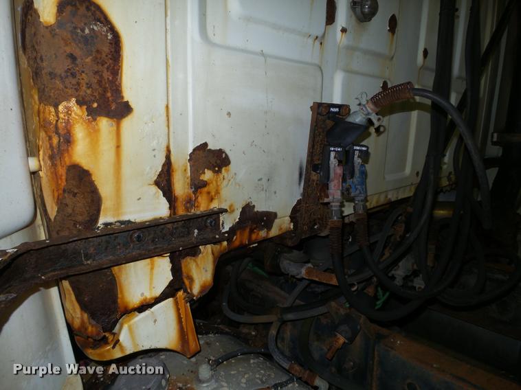 image for item K6175 1997 Ford AT9513 Aeromax 113 semi truck