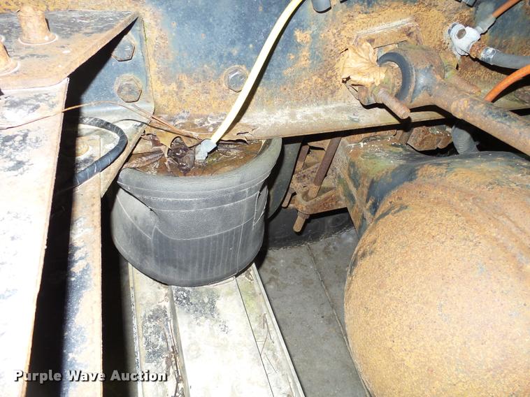 image for item K6175 1997 Ford AT9513 Aeromax 113 semi truck