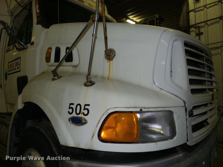 image for item K6175 1997 Ford AT9513 Aeromax 113 semi truck