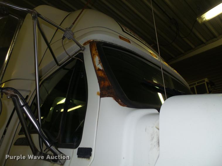 image for item K6175 1997 Ford AT9513 Aeromax 113 semi truck