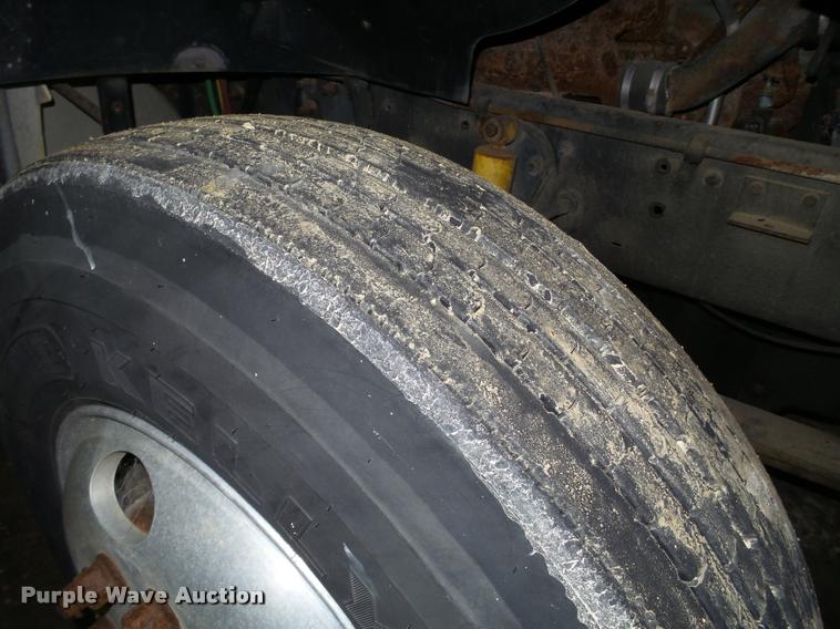 image for item K6175 1997 Ford AT9513 Aeromax 113 semi truck