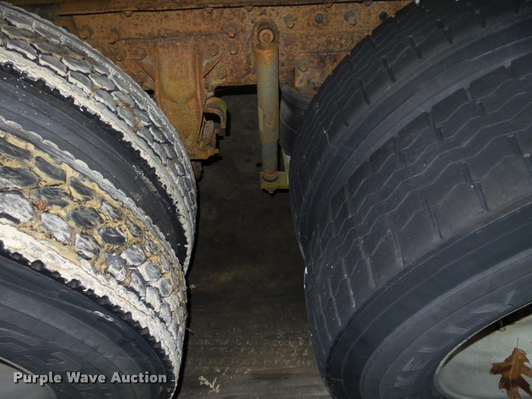 image for item K6175 1997 Ford AT9513 Aeromax 113 semi truck