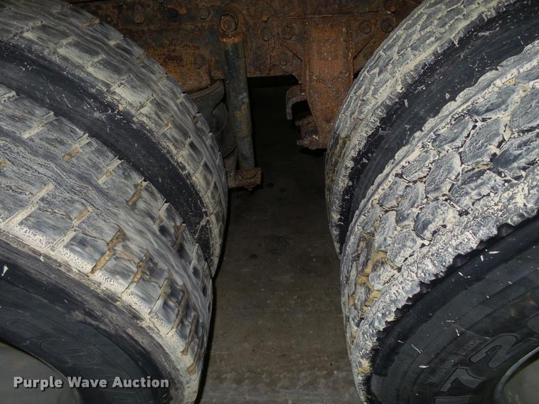 image for item K6175 1997 Ford AT9513 Aeromax 113 semi truck