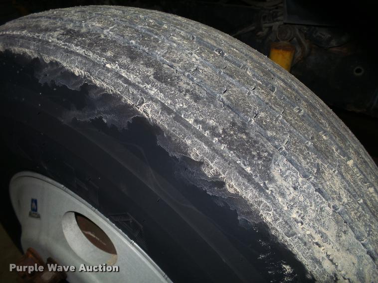 image for item K6175 1997 Ford AT9513 Aeromax 113 semi truck