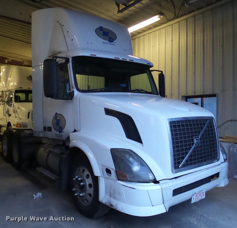 image for item K6176 2005 Volvo VNL semi truck