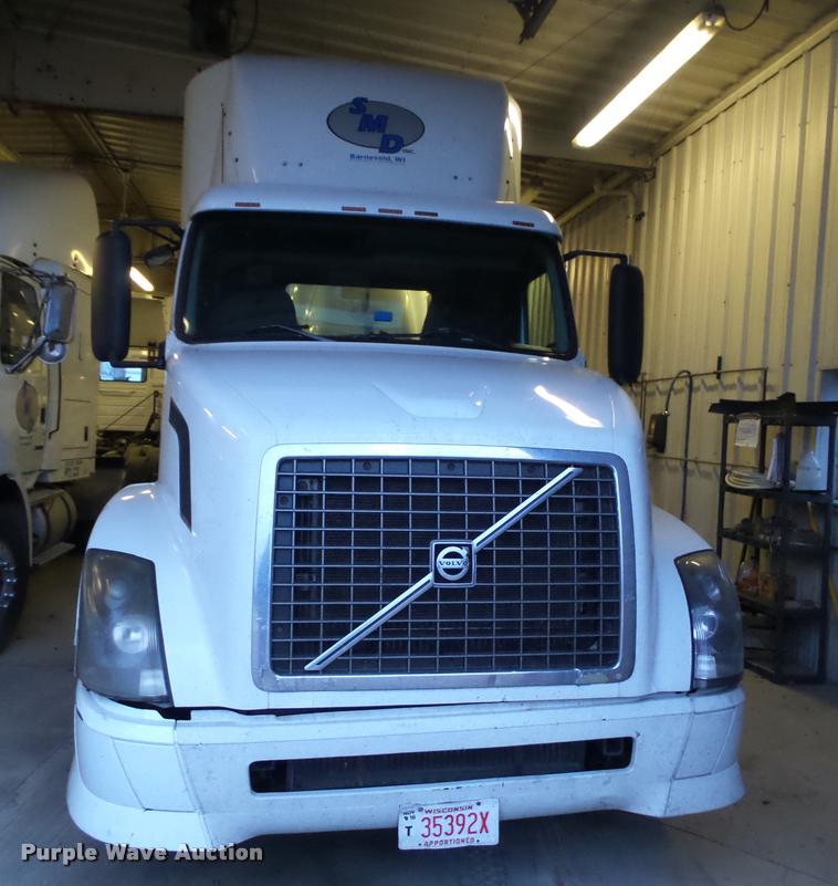 image for item K6176 2005 Volvo VNL semi truck