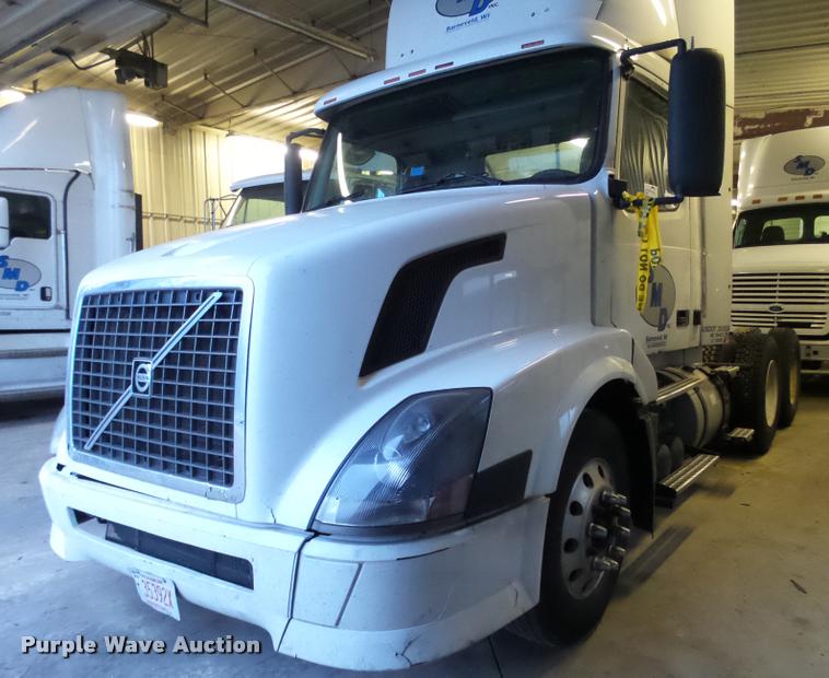 image for item K6176 2005 Volvo VNL semi truck