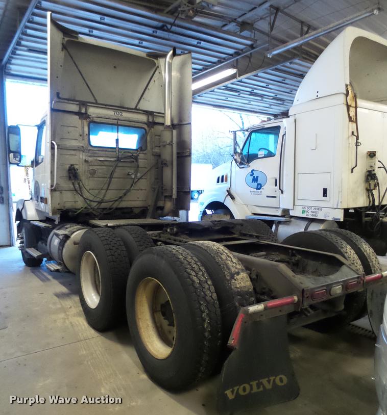 image for item K6176 2005 Volvo VNL semi truck