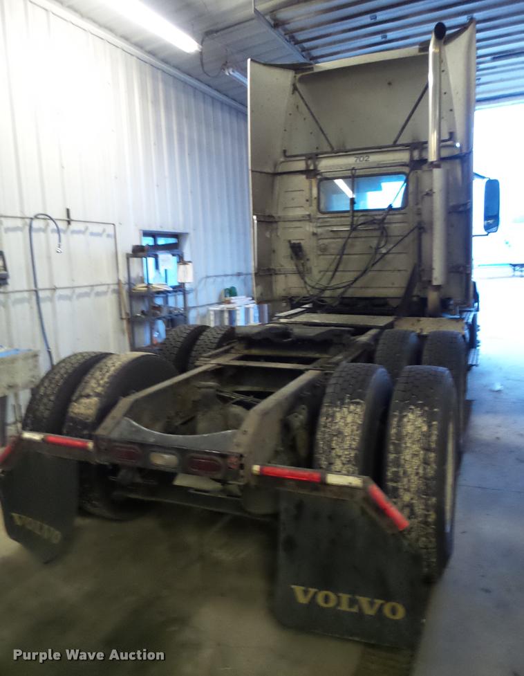 image for item K6176 2005 Volvo VNL semi truck