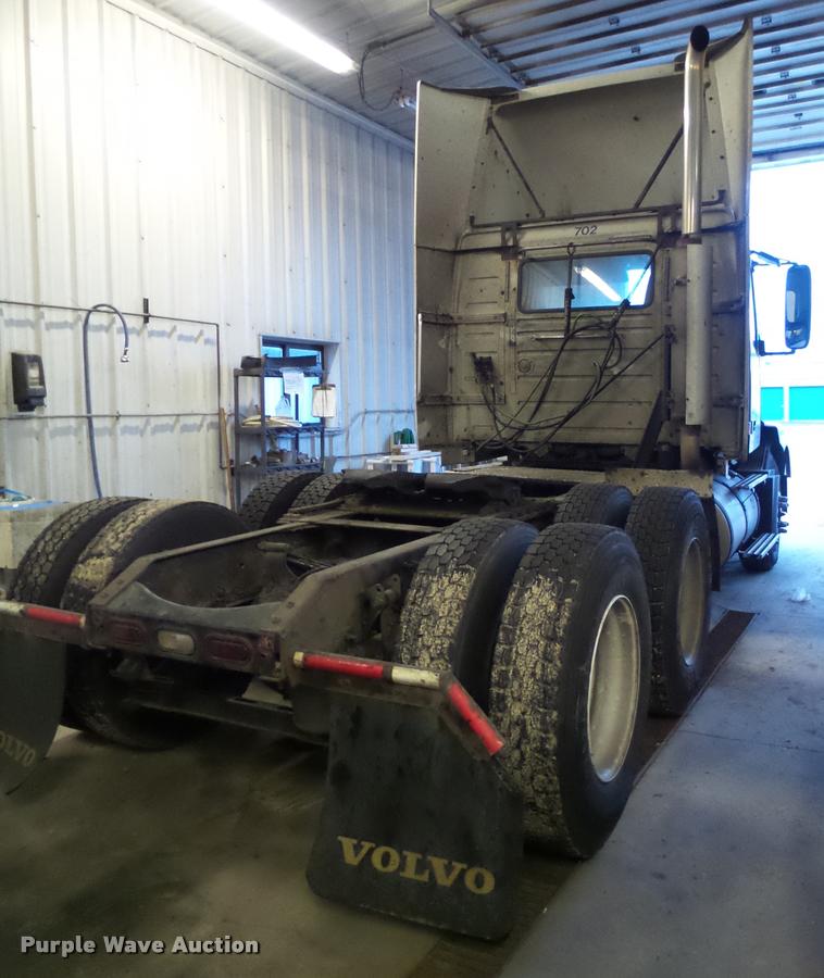 image for item K6176 2005 Volvo VNL semi truck