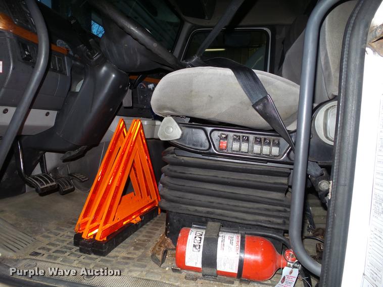 image for item K6176 2005 Volvo VNL semi truck