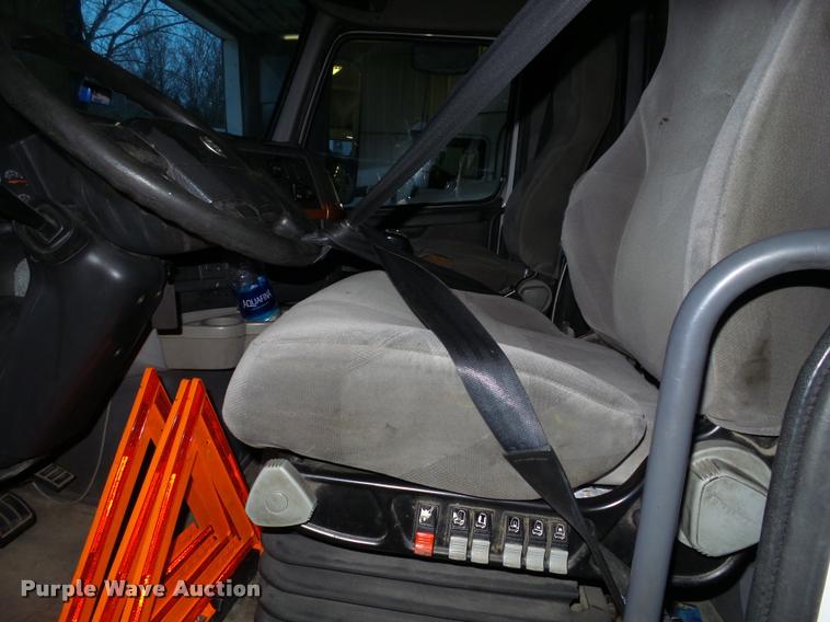 image for item K6176 2005 Volvo VNL semi truck