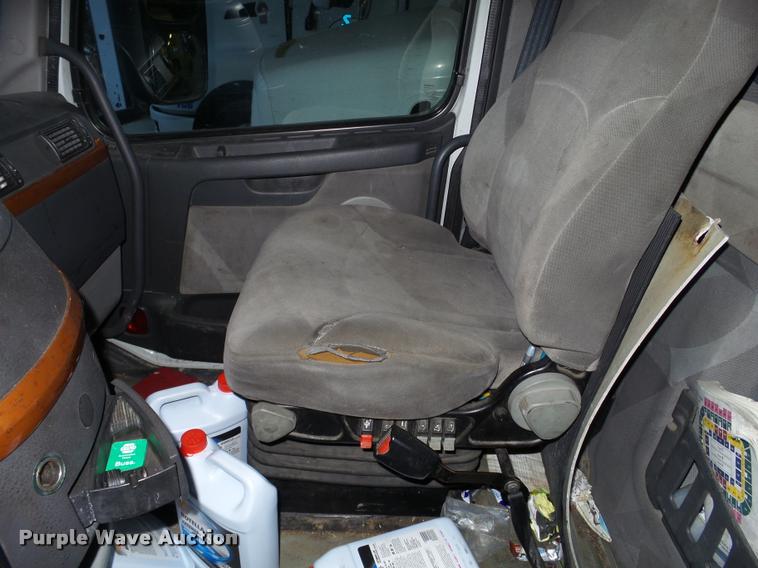 image for item K6176 2005 Volvo VNL semi truck