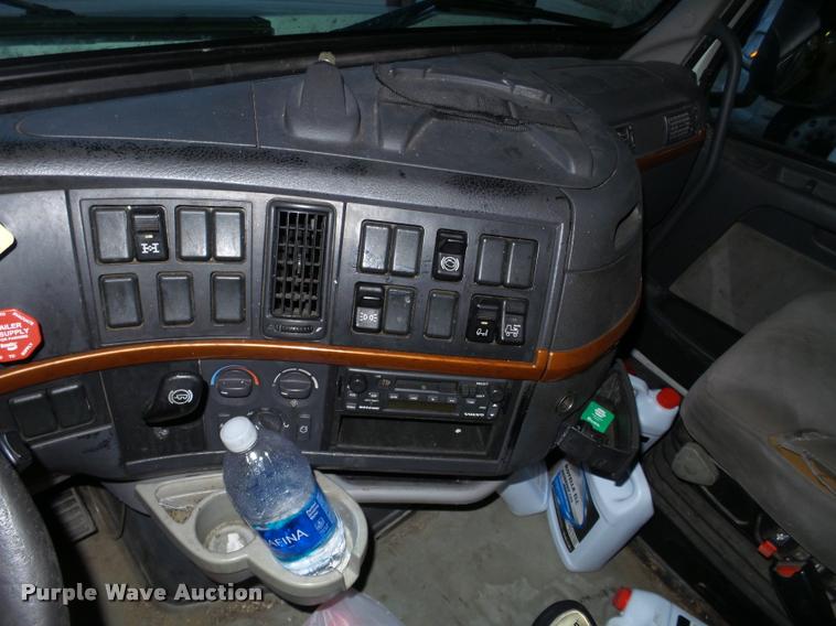 image for item K6176 2005 Volvo VNL semi truck