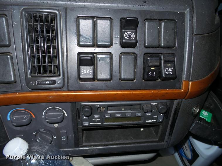 image for item K6176 2005 Volvo VNL semi truck