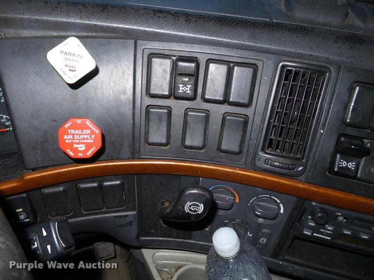 image for item K6176 2005 Volvo VNL semi truck