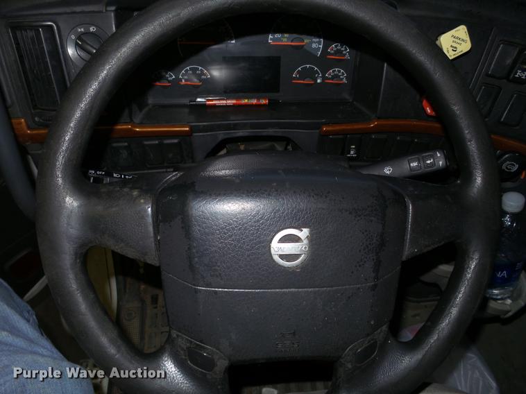 image for item K6176 2005 Volvo VNL semi truck