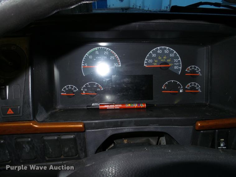 image for item K6176 2005 Volvo VNL semi truck