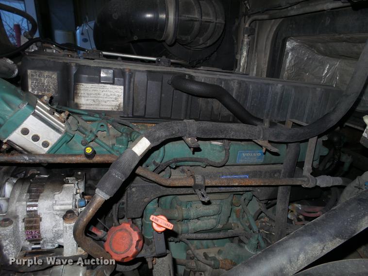 image for item K6176 2005 Volvo VNL semi truck