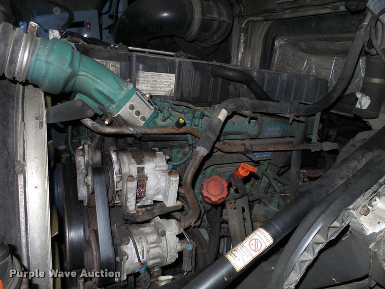 image for item K6176 2005 Volvo VNL semi truck