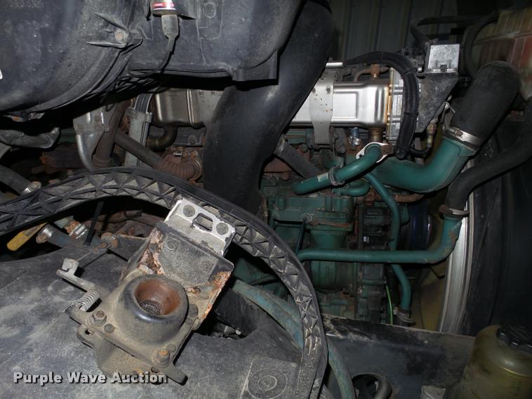 image for item K6176 2005 Volvo VNL semi truck